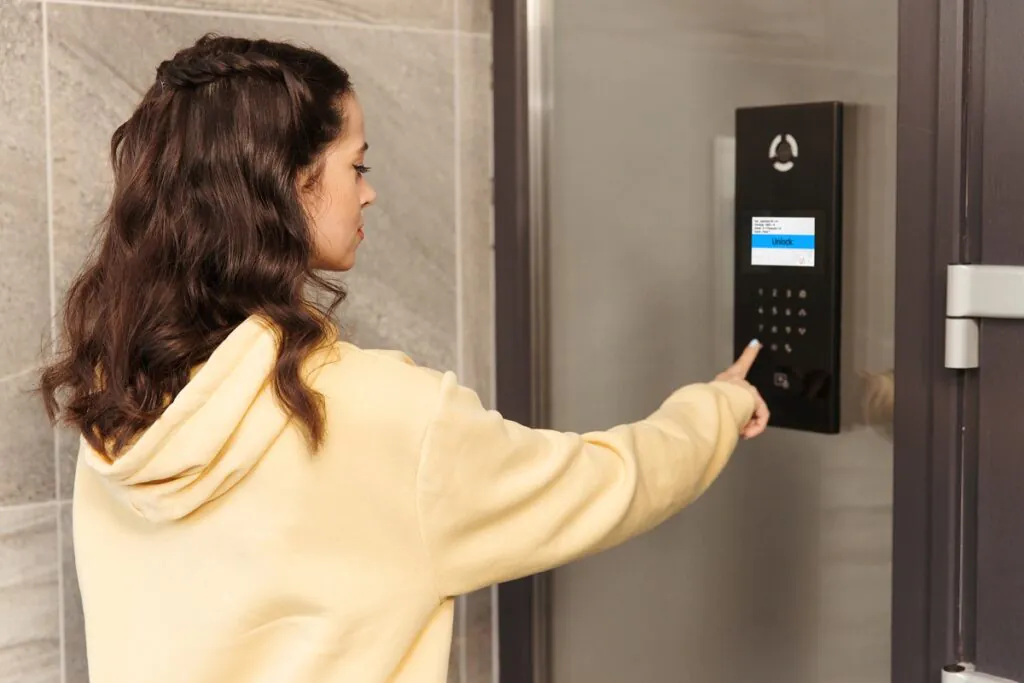 Integration von CCTV-Überwachung mit Türsprechanlagen für mehr Sicherheit