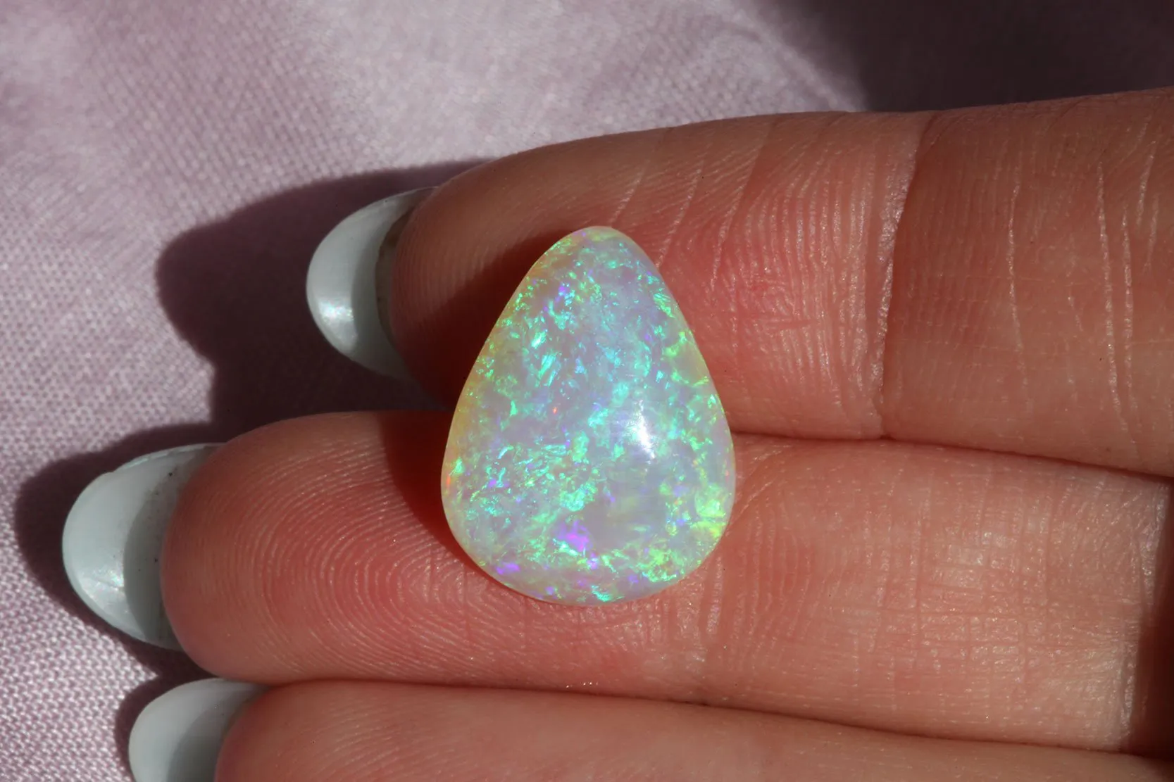Opal-Edelstein: Eine himmlische Verbindung mit den Geheimnissen des Universums