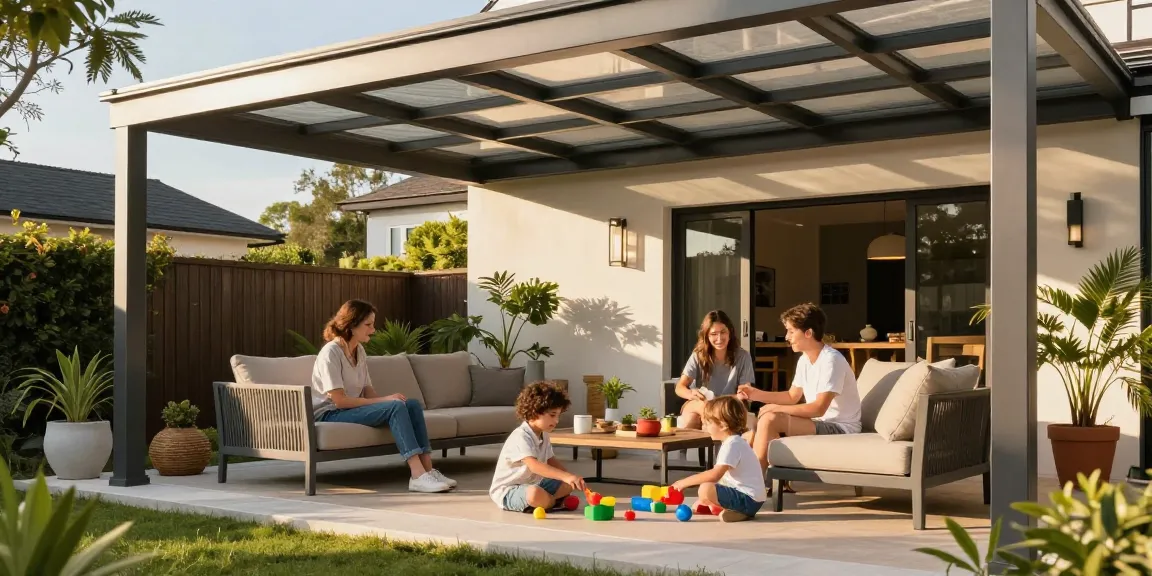 Familie entspannt unter einer modernen Terrassenüberdachung, die Sonnenlicht und Stil bietet.